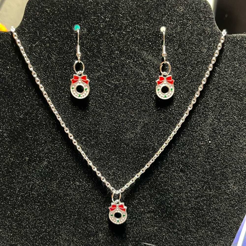 White Wreath with Red Bow , Christmas Jewelry Set.‎